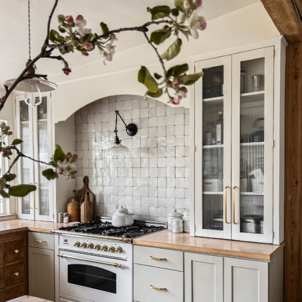 Dapur dengan backsplash porselen bergambar motif floral